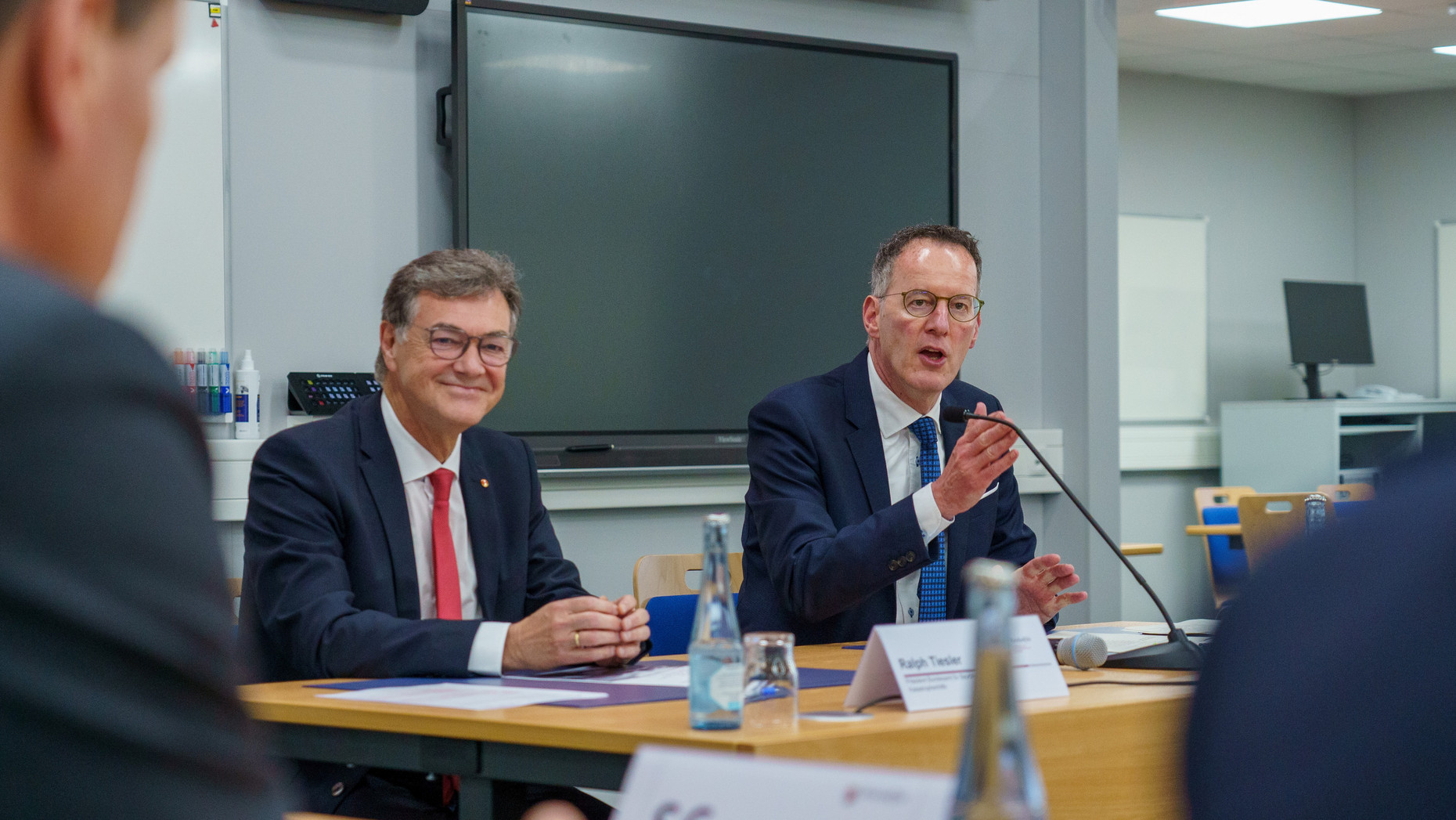 Innenminister Michael Ebling und BBK-Präsident Ralph Tiesler bei der Unterzeichnung der Kooperationsvereinbarung.